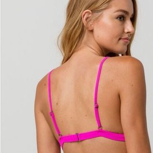 !NWOT¡ Billabong pink ribbed bikini. Back strap with adjustable shoulder straps.
